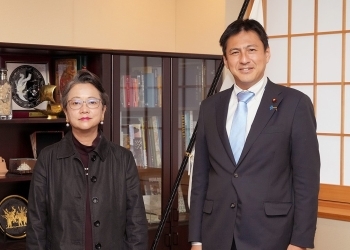 表敬を前に、アリシャバナ国連アジア太平洋経済社会委員会(ESCAP)事務局長と記念撮影を行う武井副大臣