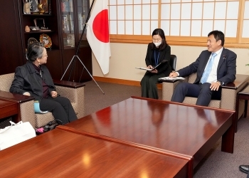 武井副大臣が、座って、アリシャバナESCAP事務局長と懇談している様子