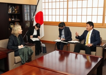 武井副大臣が、国連開発計画(UNDP)のモデール総裁補及び岡井危機局長と懇談している様子