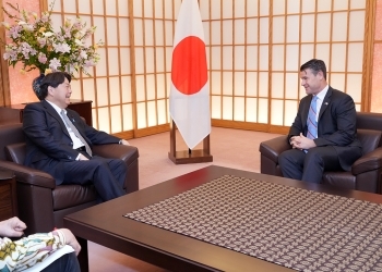 着席し、意見交換を行う、林大臣とヤング上院議員の様子