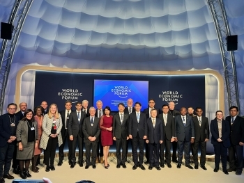 WTO投資円滑化非公式閣僚会合での集合写真撮影の様子