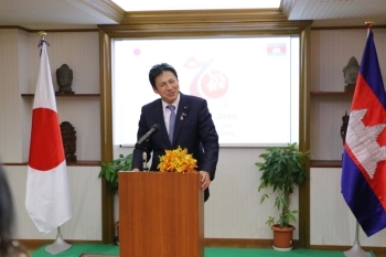 外交関係樹立70周年記念レセプションにおいて、武井副大臣が挨拶を行う様子
