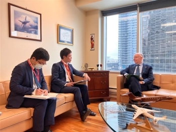 秋本外務大臣政務官が、ICAOのシャキターノ理事会議長と会談を行っている様子