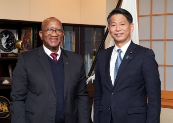 ルラマ・スマッツ・ンゴニャマ駐日南アフリカ共和国大使と山田賢司外務副大臣