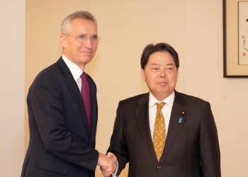 正面を向き、握手を交わす、林大臣とストルテンベルグ事務総長の様子