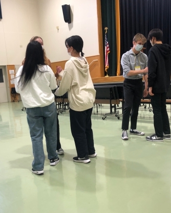 自国の文化を紹介し合う、日米の学生たちの様子