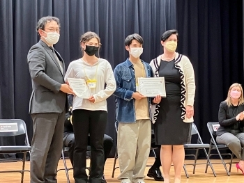 修了証を持ち、記念撮影に応じる、日米の学生たちと馬場室長、およびファーガソン教育長の様子