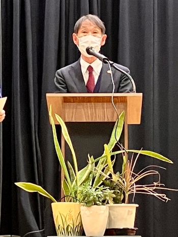 演台に立ち、閉会挨拶を行う、中野参与の様子