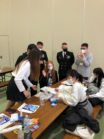 日米の学生たちが様々なアイディアを出し合う中で、学生たちと交流する、ソボル司令官とショーン部長の様子