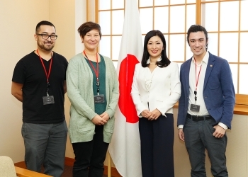 正面を向き、記念撮影に応じる、吉川政務官と日系カナダ人一行の様子