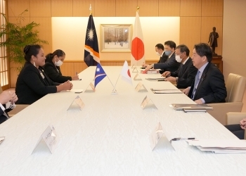 カブア・マーシャル諸島共和国外務・貿易大臣と会談を行う林外務大臣