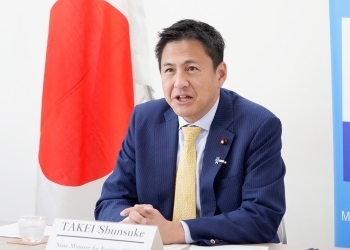 テレビ会談で発言を行っている武井外務副大臣の様子