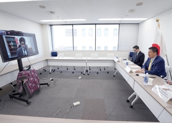 武井外務副大臣が、サージャン・カナダ国際開発大臣とテレビ会談形式で会談している会場の様子