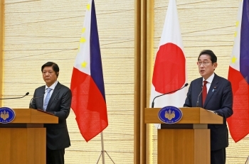 マルコス大統領とともに、共同記者発表を行っている岸田総理大臣