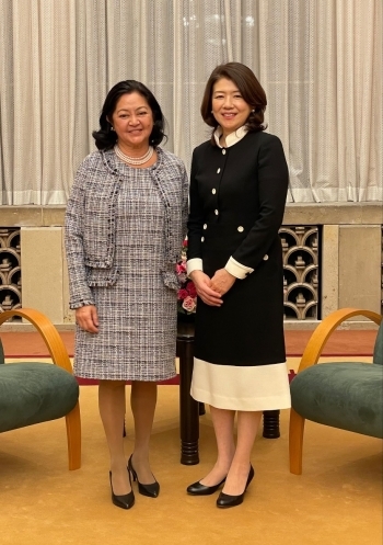 岸田総理大臣夫人が、マルコス大統領夫人と記念撮影を行っている様子