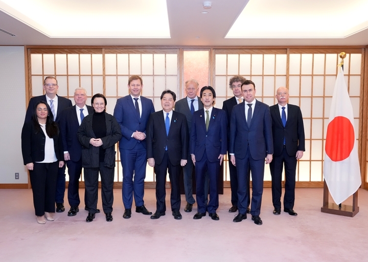林大臣とドイツ連邦議会外交委員会訪日団一行による集合写真