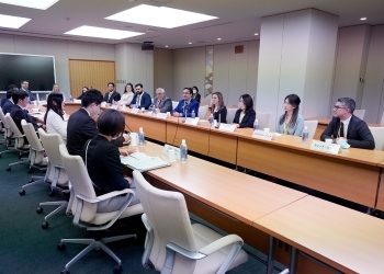 テーブルにつき、意見交換を行う、吉川政務官と若手リーダー一行の様子(会議室全体)