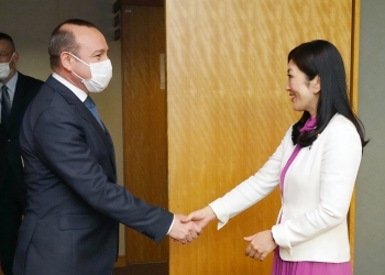 対面し、握手を交わす、吉川政務官とソコラン大使の様子