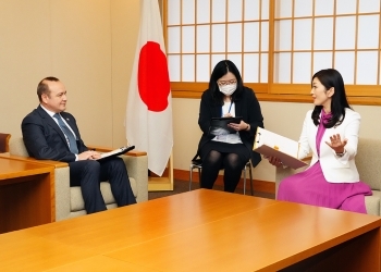 着席し、意見交換を行う、吉川政務官とソコラン大使の様子
