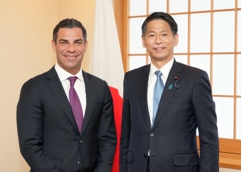 正面を向き、写真撮影に応じる、山田副大臣とスアレス市長の様子