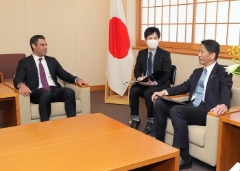 着席し、意見交換を行う、山田副大臣とスアレス市長の様子