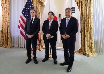 会談の前に、記念撮影を行う日米韓の外相