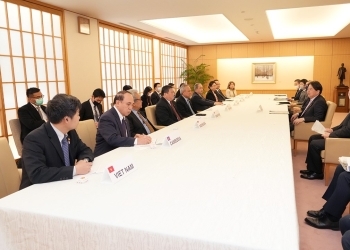 東南アジア諸国駐日大使等と会談している林外務大臣の様子