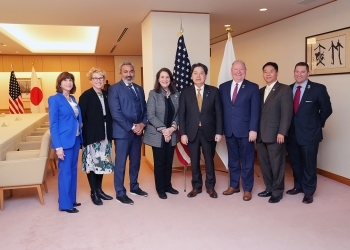 正面を向き、写真撮影に応じる、林大臣と米国議会日本研究グループ議員団の様子