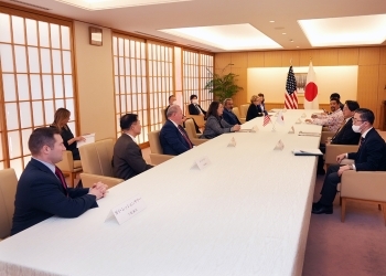 テーブルにつき、意見交換を行う、林大臣と米国議会日本研究グループ議員団の様子