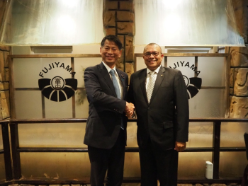 フローリック・南アフリカ国民議会議長代行と握手する山田外務副大臣