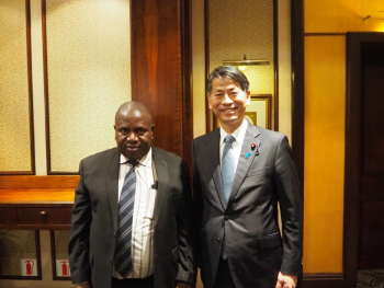 ドゥングル・タンザニア鉱物省次官と写真撮影する山田外務副大臣