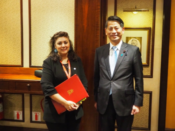 ガーニー英産業・投資安全保障大臣と写真撮影する山田外務副大臣