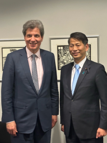 フェルナンデス米国務次官と写真撮影する山田外務副大臣