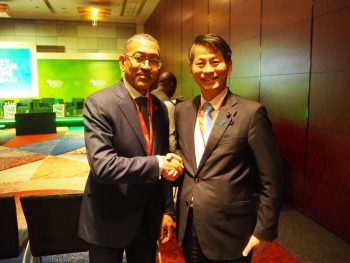 アゼベド・アンゴラ鉱物資源・石油・ガス大臣と握手する山田外務副大臣