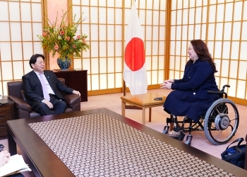 大臣接見室で意見交換を行う、林大臣とダックワース議員の様子