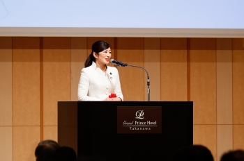 挨拶する吉川外務大臣政務官