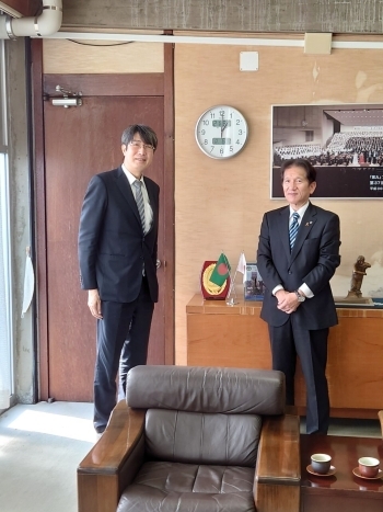 (写真2)泉市長との記念写真