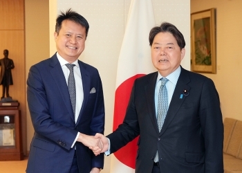 タン世界知的財産所有権機関事務局長と握手する林外務大臣