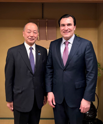 写真撮影するマクモニグル国際エネルギーフォーラム(IEF)事務局長と髙木外務大臣政務官