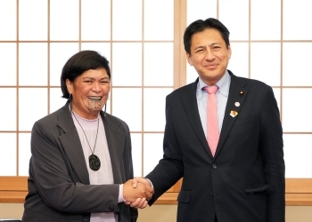 表敬を前に、握手しながら記念撮影に応じる武井外務副大臣と、マフタ・ニュージーランド外務大臣