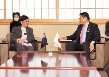 武井外務副大臣がマフタ・ニュージーランド外務大臣と懇談している様子
