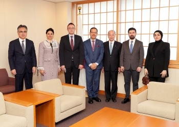 イラク国民議会議員団と髙木外務大臣政務官集合写真