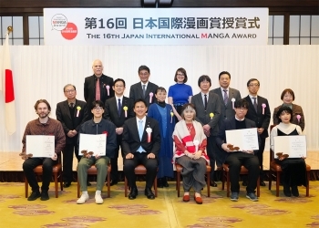 武井副大臣と受賞者による集合写真