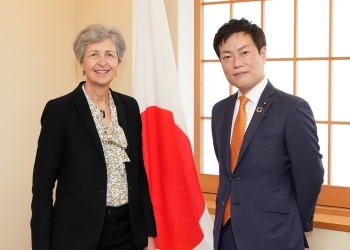 表敬を前に、エロワ国際獣疫事務局長と記念撮影を行う秋本外務大臣政務官