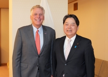 正面を向き、笑顔で写真撮影に応じる、林大臣とマコーリフ元州知事の様子