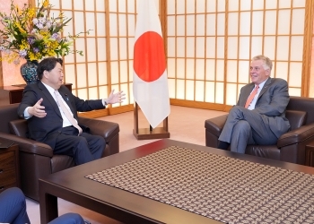 着席し、意見交換を行う、林大臣とマコーリフ元州知事の様子
