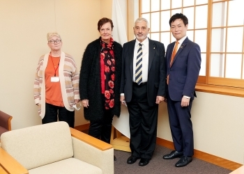 秋本外務大臣政務官が、オーストラリア人元戦争捕虜関係者と記念撮影を行っている様子