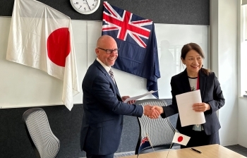 イアン・コーサー・ビジネス・イノベーション・雇用省科学イノベーション国際局長と嘉治美佐子科学技術協力担当大使