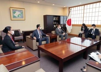 「第六回中東における暴力的過激主義対策に関する対話」参加者による山田外務副大臣表敬2