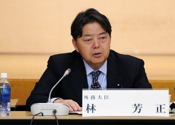 欧州大使会議で発言する林外務大臣